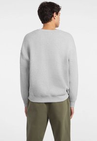 Grå hettegenser laget av en bomullsblanding, med ribbet rund hals, lange ermer og en avslappet passform, med en ferdig kant og enkelt design.