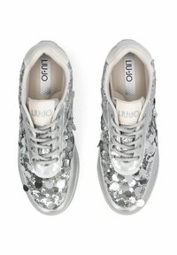 Baskets argentées ornées de sequins brillants, modèle à lacets, estampillées "LIU•JO" sur la languette et la semelle intérieure, vues de dessus sur fond blanc.