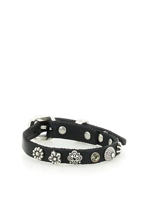 Braccialetto in pelle nera con borchie metalliche floreali e decorative in argento e una fibbia in metallo, mostrato su sfondo bianco.
