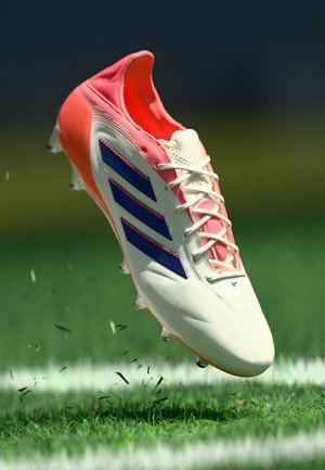 COPA PURE III ELITE AG - Voetbalschoenen voor kunstgras - off white/lucid blue/signal coral