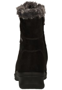 Botte de cheville en suède noir avec garniture en fausse fourrure au col, zip sur le côté et semelle en caoutchouc avec un detailing texturé pour l'adhérence.