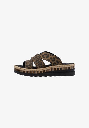 Leopardenmuster Wedge-Sandalen mit schwarzen Riemen, Jute-Details und einer strukturierten Gummisohle, die ein Plattformdesign für zusätzliche Höhe aufweisen.