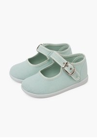 Zapatos Mary Jane de lona verde menta con punta redonda, correa ajustable y suela de goma blanca. Textura suave con detalles de costura.