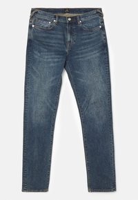 Vaqueros de mezclilla en azul oscuro, con un corte clásico de pierna recta, cinco bolsillos y un sutil desgaste a lo largo de los muslos y las rodillas. Incluyen remaches metálicos.