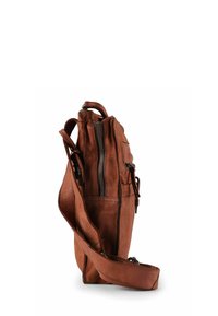 Braune Leder Tasche mit einem eleganten Design, ausgestattet mit einem Reißverschluss, verstellbarem Tragegurt und Fronttaschen. Die Oberfläche zeigt eine glatte Textur.