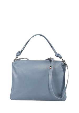 Sac à main en cuir bleu doux avec bandoulière réglable et poignée courte, avec un petit pendentif drapeau italien sur la bandoulière.