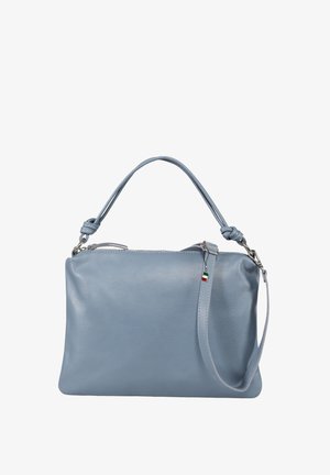 Zachte blauwe leren handtas met verstelbare schouderriem en korte handgreep, voorzien van een klein Italiaans vlaggetje aan de riem.