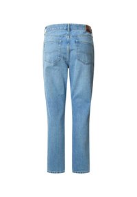 Šviesiai mėlynos džinsinio audinio kelnės su tiesiu sijonu, su rudą odinį dirželį, dviem užpakalinėmis kišenėmis ir paprastais siuvimo detalėmis.