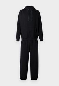 Σετ μαύρου φούτερ με κουκούλα και παντελόνι φόρμας από μαλακό βαμβακερό μείγμα, με τσεπάκ ι καγκουρό, ρυθμιζόμενα κορδόνια και ελαστικές μανσέτες για άνεση.