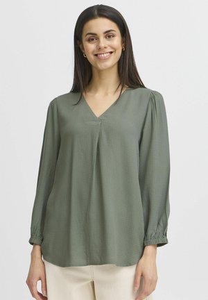 Blusa a maniche lunghe verde oliva con scollo a V, caratterizzata da una sottile trama, maniche arricciate e un taglio rilassato.