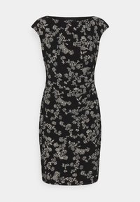 Czarna sukienka z srebrnym kwiatowym wzorem, dopasowany krój, rękawy typu cap, marszczone detale po bokach, długość do kolan, gładka tekstura materiału.