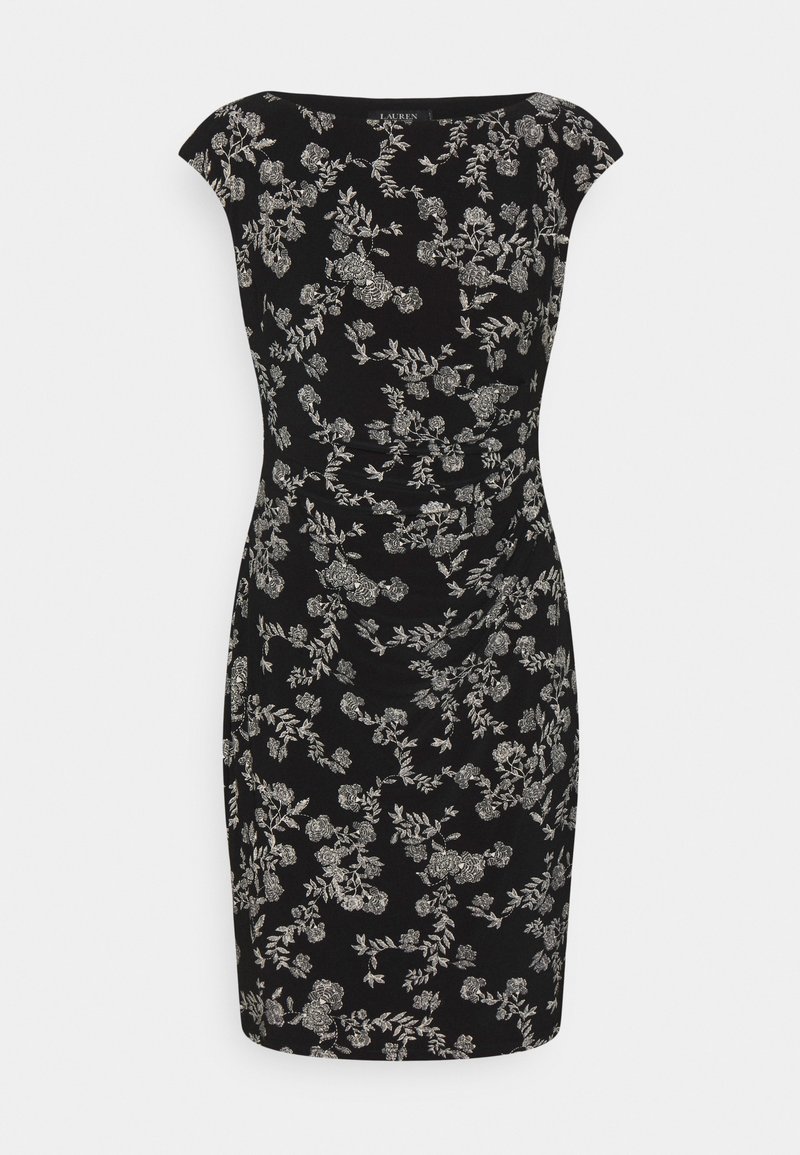 Czarna sukienka z srebrnym kwiatowym wzorem, dopasowany krój, rękawy typu cap, marszczone detale po bokach, długość do kolan, gładka tekstura materiału.