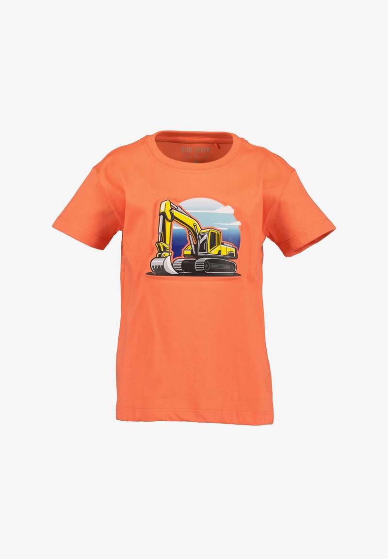 Oranje katoenen T-shirt met een grafiek van een gele graafmachine tegen een blauwe lucht met wolken. Ronde hals en korte mouwen.