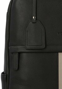 Mochila de cuero negra con un acabado texturizado, forma rectangular y un panel frontal con una franja beige en contraste. Se aprecian detalles metálicos.