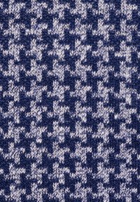 Granatowa i jasnoszara dzianina z powtarzającym się wzorem w pieszą zębatkę. Miękka faktura o średniej grubości.