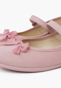 Roosa kangast ballettsandalid sujuva pinnaga, millel on kaks kangast kaunistust varvaste kohal. Ankle strap tagab kindla istuvuse. Ümar nina disain.