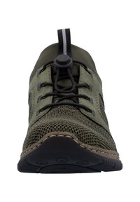 Chaussure de sport verte avec une tige en maille texturée. Elle dispose d'un système de laçage à tirette et d'une semelle en caoutchouc avec des motifs de traction.