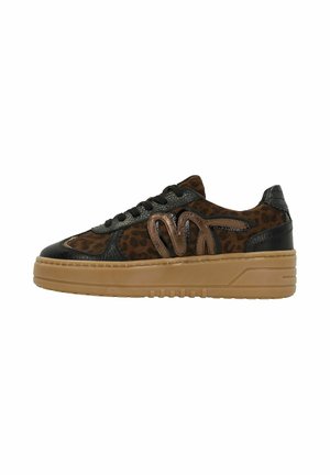 Niedriger Sneaker mit Leopardenmuster, schwarzen Akzenten, braunem "M"-Design an der Seite, schwarzen Schnürsenkeln und dicker beigefarbener Sohle.