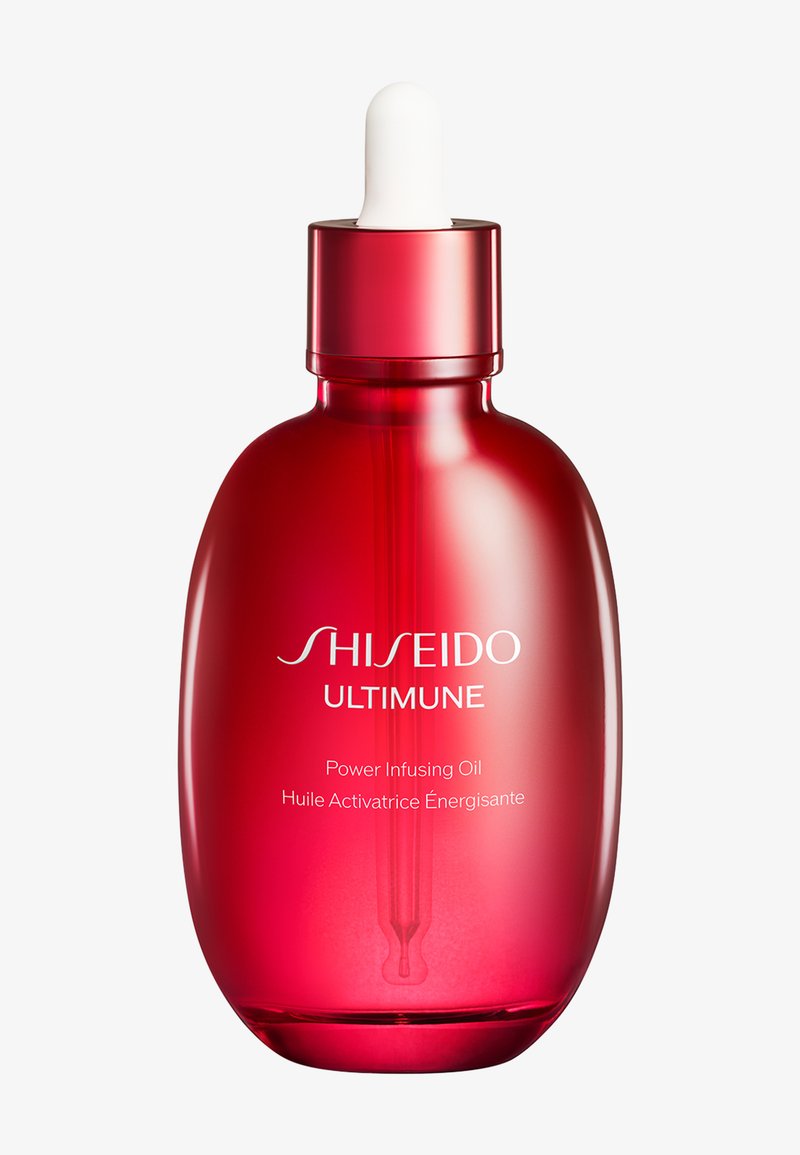 Botella de vidrio roja con tapa cuentagotas etiquetada como Shiseido Ultimune Power Infusing Oil, suero para el cuidado de la piel con un diseño elegante y redondeado.