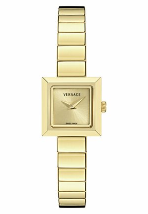 Montre-bracelet carrée dorée Versace avec un bracelet métallique lié, cadran doré, deux aiguilles dorées et texte Swiss Made sur le cadran.