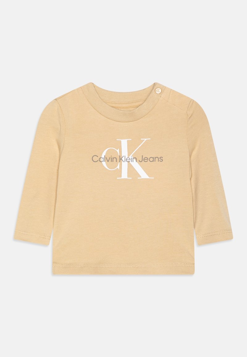 Beiges Langarmshirt aus weichem Stoff mit rundem Kragen, Druckknopf und weißem gedrucktem Logo: "Calvin Klein Jeans."