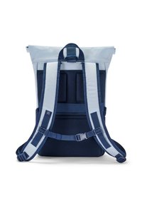 Rucsac albastru marin cu un design cu răsucire, umplutură din plasă pe spate și bretele, catarame ajustabile și accente contrastante de albastru deschis.