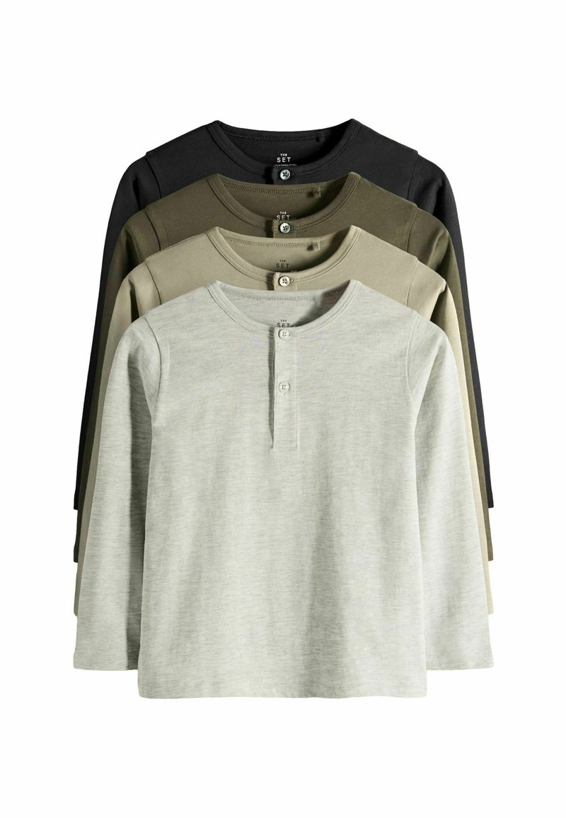 Vier langemouwen shirts verticaal gerangschikt. Kleuren van boven naar beneden: zwart, donkergroen, lichtgroen en lichtgrijs. Elk shirt heeft een ronde hals en een knoopsluiting.