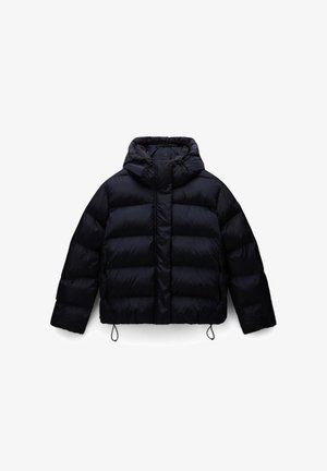Dunkelblauer Puffer-Jacke mit Kapuze, ausgestattet mit einem Reißverschluss, elastischem Kordelzug am Saum und einem gesteppten Design mit großen Kassetten.
