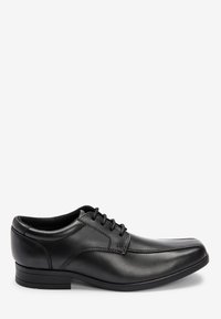 Chaussure habillée en cuir noir avec un bout rond, fermeture à lacets, détails de couture subtils et un petit talon en caoutchouc. Texture lisse sur l'ensemble.