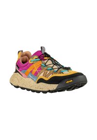 Scarpa da trekking multicolore con un design robusto, superiore in tessuto rosa, arancione e blu, suola in gomma nera e marchio vibram.