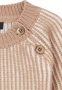 Strickpullover mit einem gerippten Design in Beige und Weiß, mit einem Rundhalsausschnitt und zwei dekorativen Knöpfen an der Schulter.