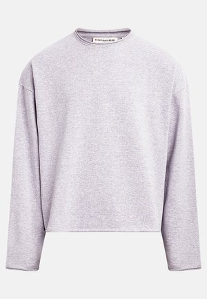 Sweat-shirt gris clair à manches longues avec encolure ronde, coupe décontractée et étiquette "Redefined Rebel" au niveau du col.