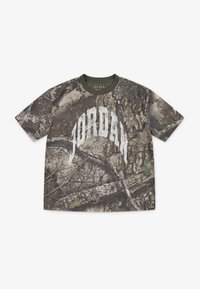 Tarnfarbenes T-Shirt mit grünen Akzenten, featuring ein "JORDAN"-Logo in Weiß. Hergestellt aus weichem Material, hat es einen runden Ausschnitt und kurze Ärmel.