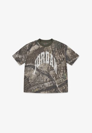Camo t-shirt met groene accenten, voorzien van een witte "JORDAN" logo. Gemaakt van zacht materiaal, het heeft een ronde hals en korte mouwen.