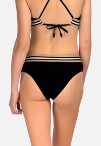 Czarne majtki bikini z marszczeniem, z czarną i złotą paskiem w talii. Regulowane wiązania z tyłu. Gładka tekstura.