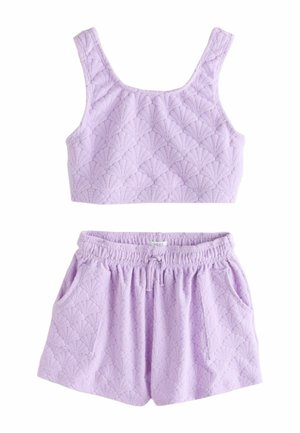 Haut court en maille texturée lilas avec larges bretelles et short assorti à taille élastique avec cordon de serrage et poches.