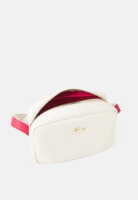 Lacoste CROSSOVER  BAG - Torba preko tijela - farine petunia