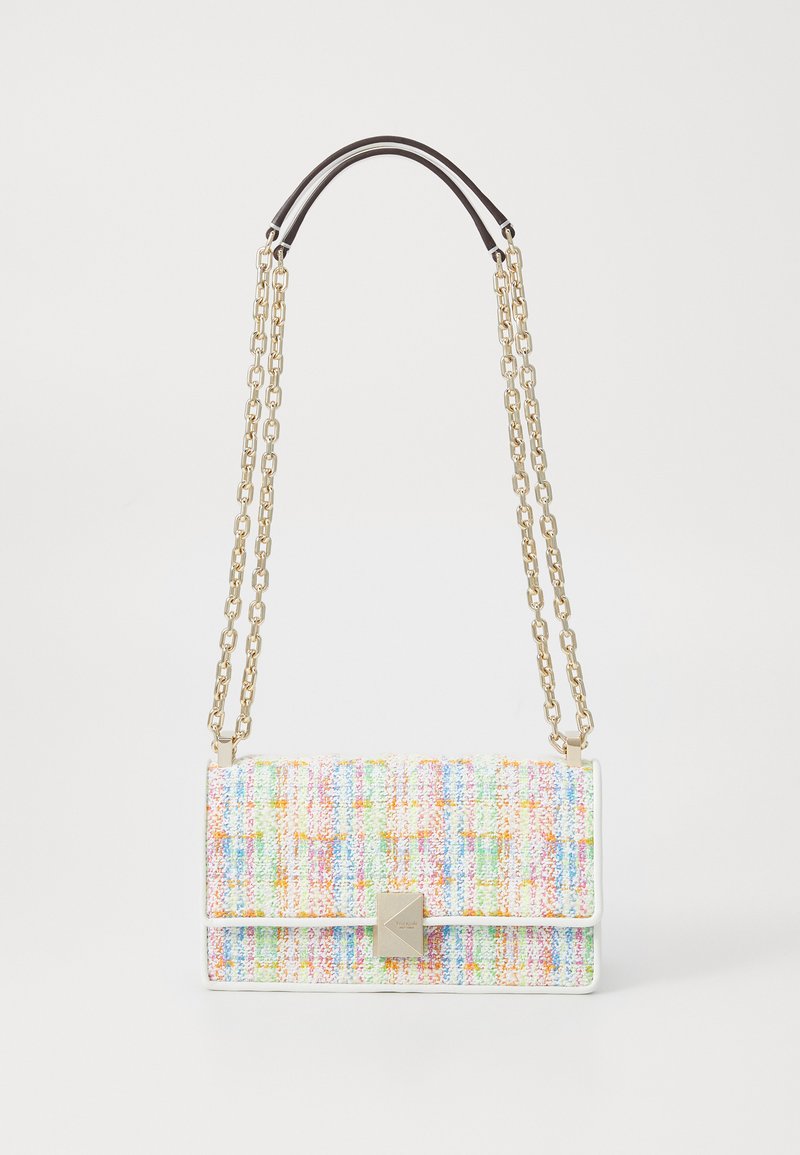 Bolsa de mão em tweed multicolorido com acabamento texturizado, alça de corrente dourada e fecho metálico. Apresenta uma forma retangular e detalhes em branco.