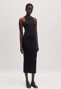 Schwarzes ärmelloses Midikleid, körperbetontes Design, weiches Baumwollmaterial, glatte Textur, mit hohem Kragen und dezenten seitlichen Ausschnitten.