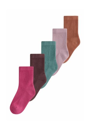Fem ribbede crew-sokker i pink, mørkebrun, blågrøn, lyse lilla og rustorange, arrangeret i en forskudt lodret linje.