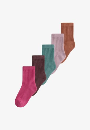 Fem ribbede crew-sokker i pink, mørkebrun, blågrøn, lyse lilla og rustorange, arrangeret i en forskudt lodret linje.