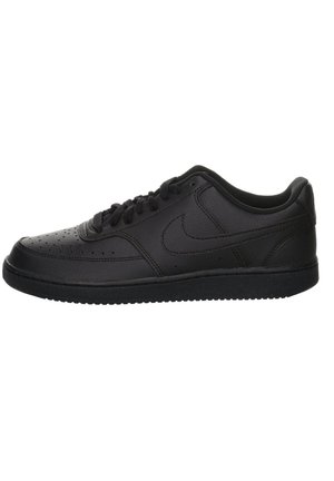 Zwarte Nike lage sneaker met veters, geperforeerde neus en rubberen zool, getoond vanaf de linkerkant op een witte achtergrond.