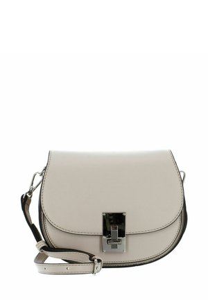 Sac bandoulière en cuir beige avec un rabat arrondi, des ferrures argentées et des accents noirs. Il possède une sangle réglable et des bords cousus.