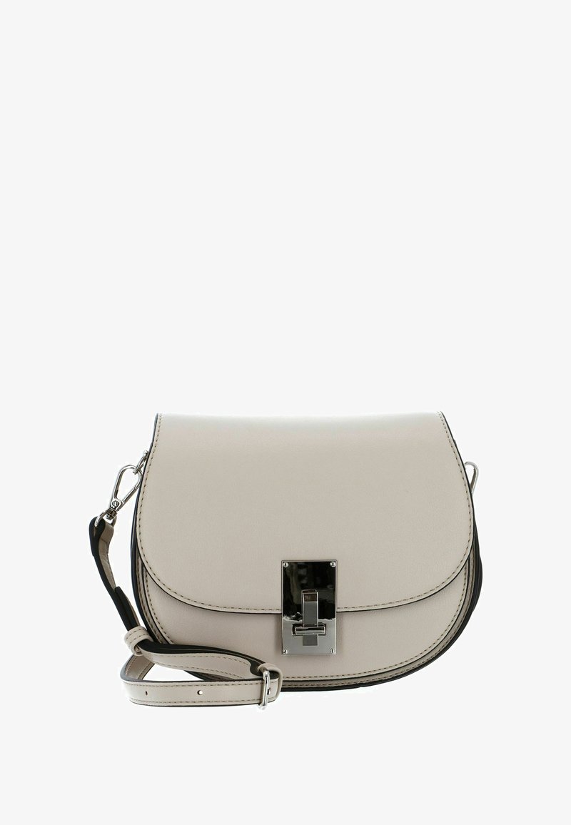 Sac bandoulière en cuir beige avec un rabat arrondi, des ferrures argentées et des accents noirs. Il possède une sangle réglable et des bords cousus.