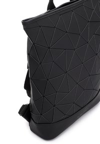 Svart geometrisk ryggsäck tillverkad av texturerat syntetiskt material, med triangelmönster, justerbara remmar och en slät botten.