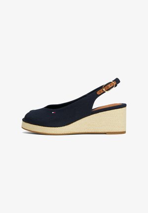 Navy Stoff Slingback Keilabsatzschuh mit offener Zehe, Jute-artigem Zwischensohle und braunem Leder-Schnallen-Detail. Strukturiertes Obermaterial und glatte Innensohle.