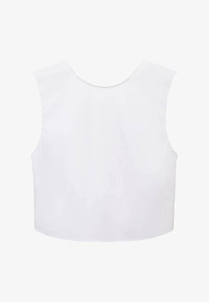 Top crop alb fără mâneci, cu decolteu rotund, dintr-un material neted și cu un design simplu. Fără modele vizibile sau detalii din metal.