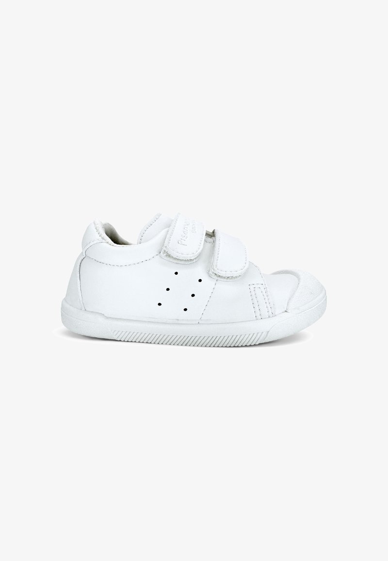 Baskets blanches pour enfants avec deux bandes Velcro, trous latéraux perforés et semelle et embout en caoutchouc texturé.