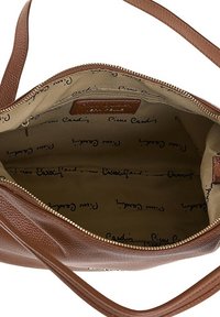 Bruin leren handtas met een ritsluiting. Het interieur heeft een beige voering bedrukt met "P. Cardin" in zwarte letters.