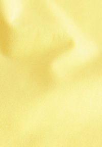 Zacht gele satijnen stof met een gladde textuur, met een subtiele glans en een fijn diagonaal ribbelpatroon.
